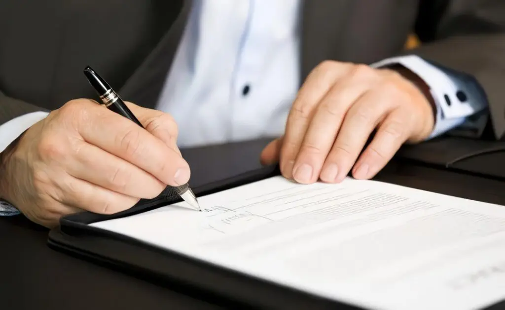 Contratos modales: causas y momentos de desnaturalizacion